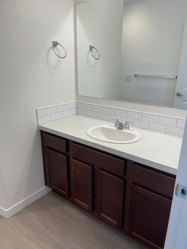 Building Photo - Available Now- Beautiful Nampa Townhome