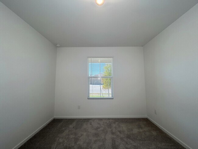 Building Photo - 401 Meadows Ln