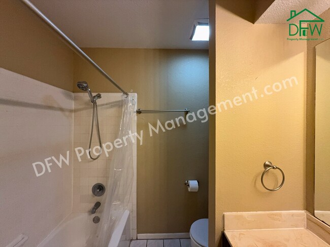 Building Photo - Charming 3-Bedroom Home with Fenced Backyard & Fireplace in Arlington!