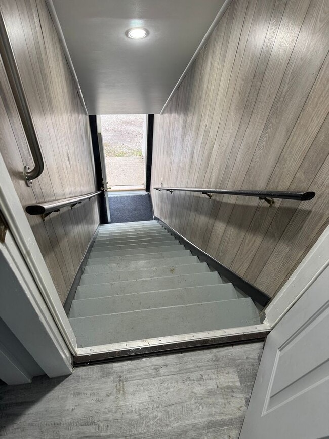 Building Photo - 2nd floor 2 bedroom 1 bath unit