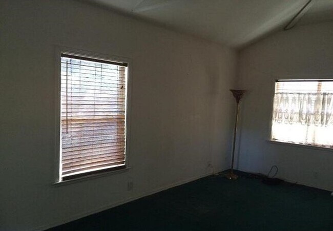 Building Photo - REDUCED TO LESS THAN $750 PER ROOMATE - CL...