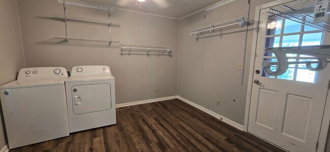 Building Photo - 5023 Hampshire Dr