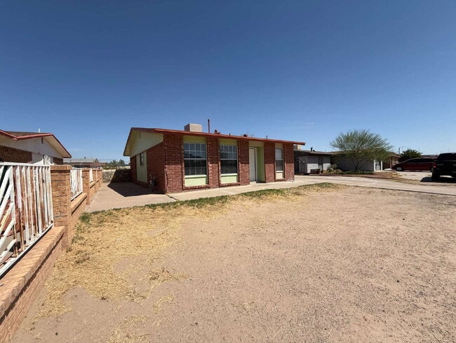 Building Photo - 955 Versailles Dr