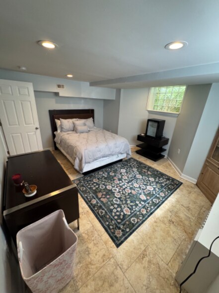 Building Photo - 2419 Chesterfield Ave