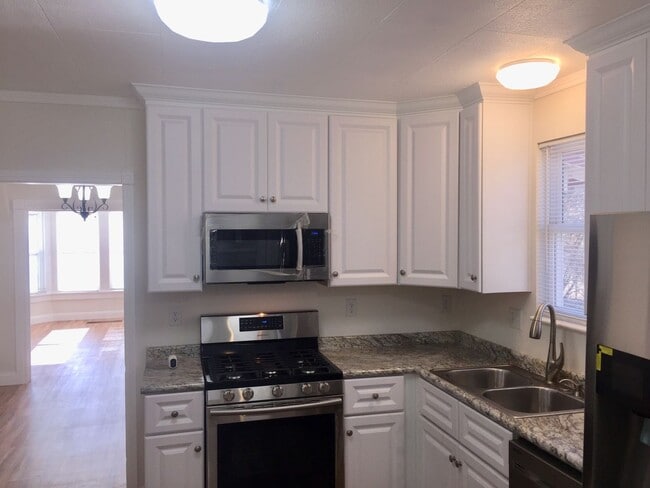 Building Photo - REMODELED 2 Bedroom Downtown Home
