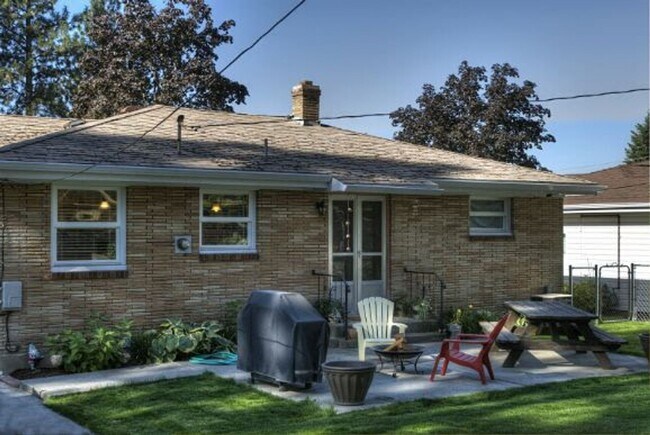 Building Photo - Available June 29th Spacious 3 Bedroom Rancher with Finished Basement & Beautiful Upgrades