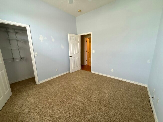 Building Photo - 812 E Spring Dr