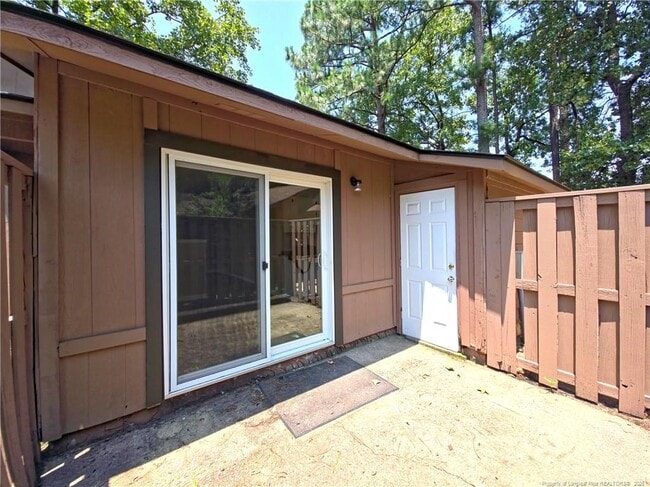Building Photo - 707 Hedgelawn Way