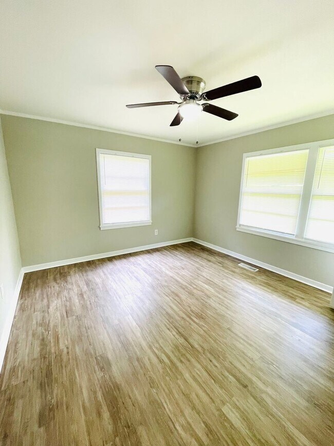 Building Photo - ** 3 Bed 2 Bath home in Forest Hills ** Ca...