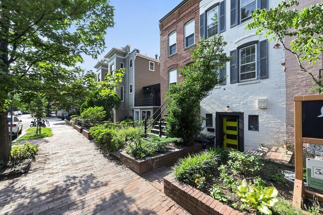 Building Photo - 715 A St NE