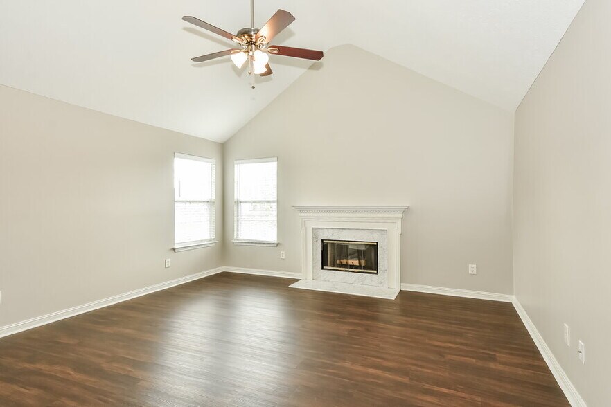 Building Photo - 601 Mable Dr