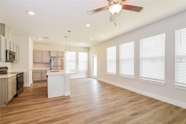 Building Photo - 332 Whiteheart Dr