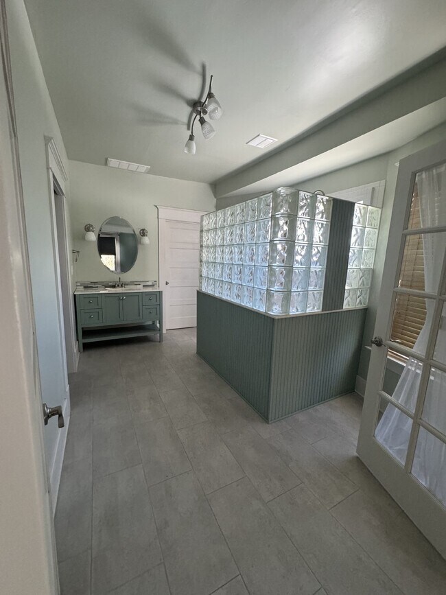 Building Photo - 4 bedroom 3 bath Springfield home