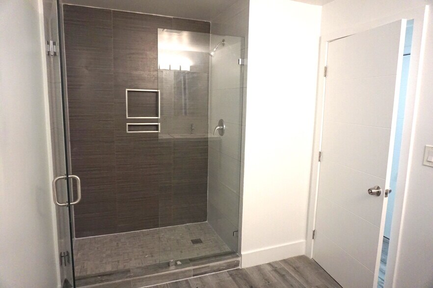 Large Master Bathroom Shower - 1529 Arthur St