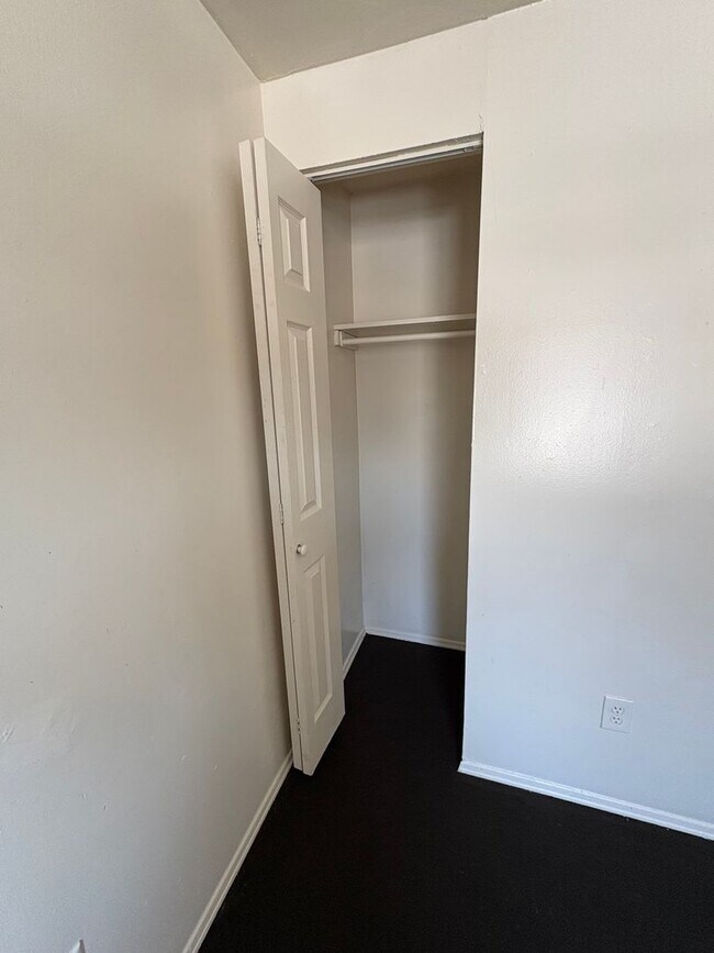 Building Photo - Spacious and charming 4 Bed Home in Convenient West Toledo Location