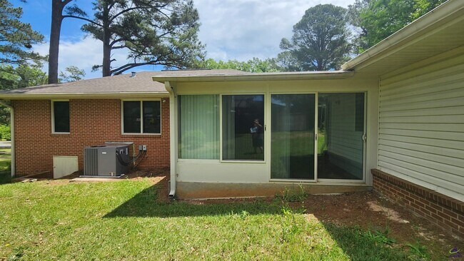 Building Photo - 203 Springdale Dr