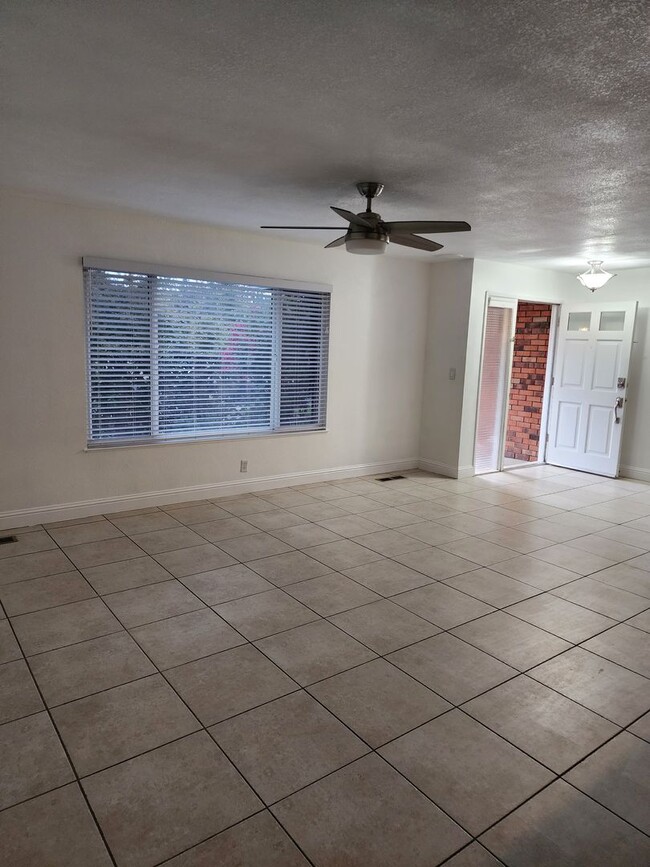 Building Photo - 3 Bedroom 2 bath with 2 car garage off of ...