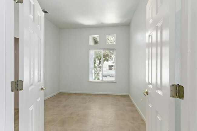 Building Photo - 2932 Prado Ln