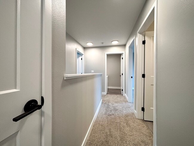 Building Photo - 1502 NE Savana Dr