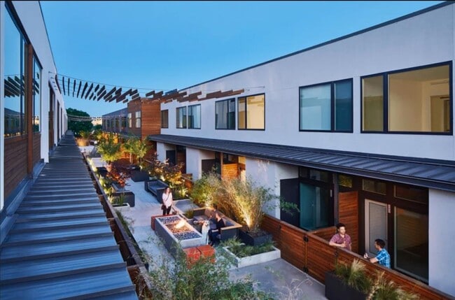 Building Photo - 2002 E 7th St