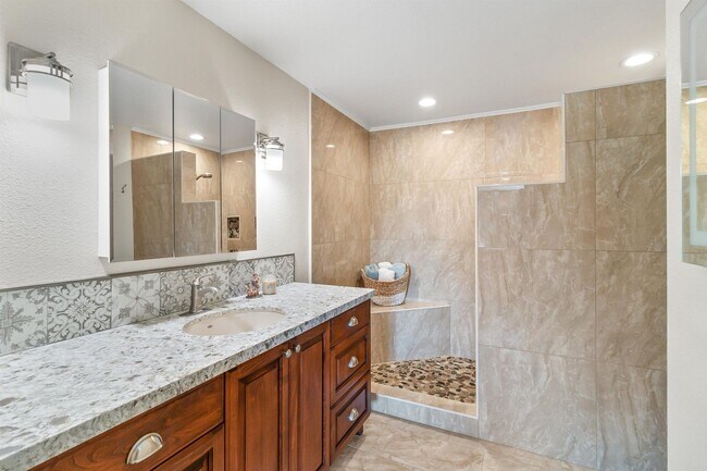 Building Photo - Immaculate 3 Bed, 2.5 Bath in Laguna Shores, Carlsbad!