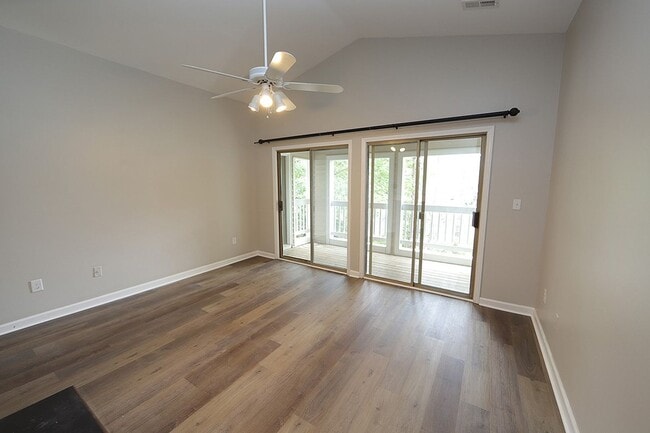 Building Photo - 2-Bedroom Top Floor Condo in Desirable Sun...