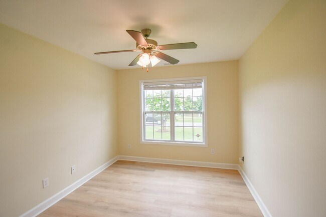 Building Photo - 3 Bedroom 2 Bathroom with Garage