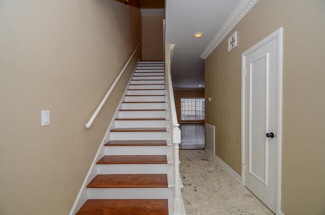 Building Photo - 573 N Post Oak Ln