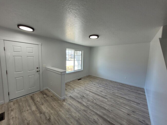 Building Photo - Spacious Home For Everyone!