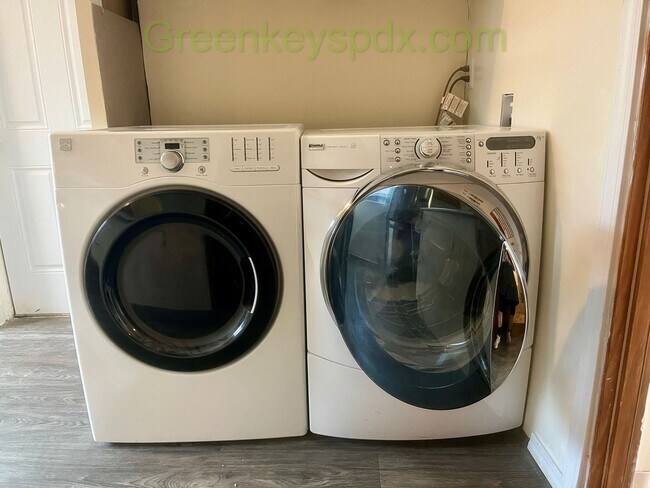 Building Photo - 2-Bedroom, 1-Bathroom Unit Available in Multiplex Near Downtown Hillsboro