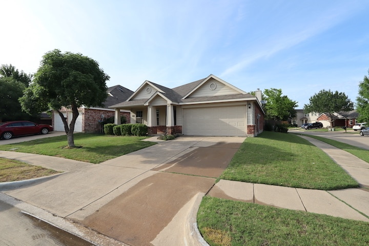 Building Photo - 1000 Warbler Ln
