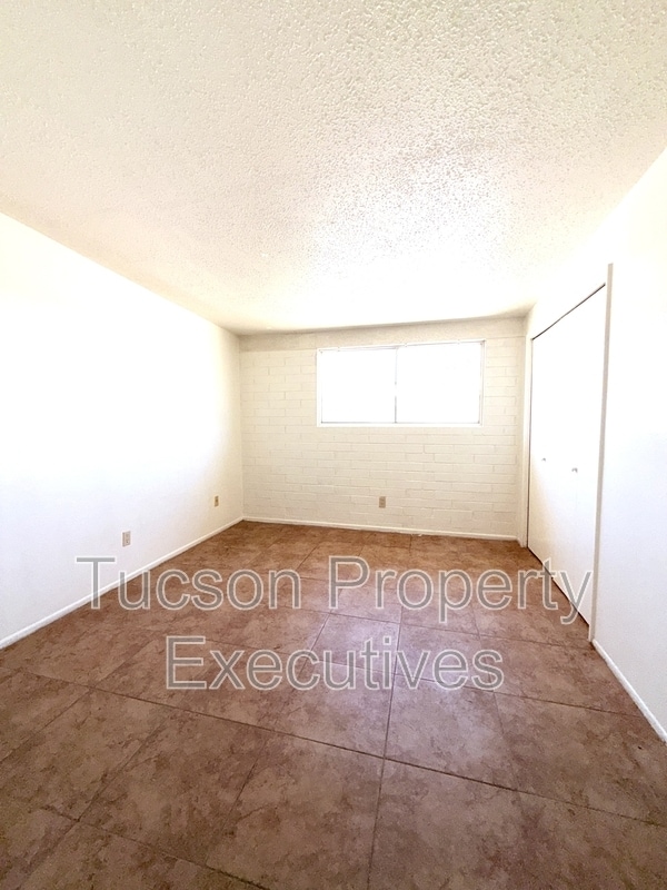 Building Photo - 4239 E Lee St