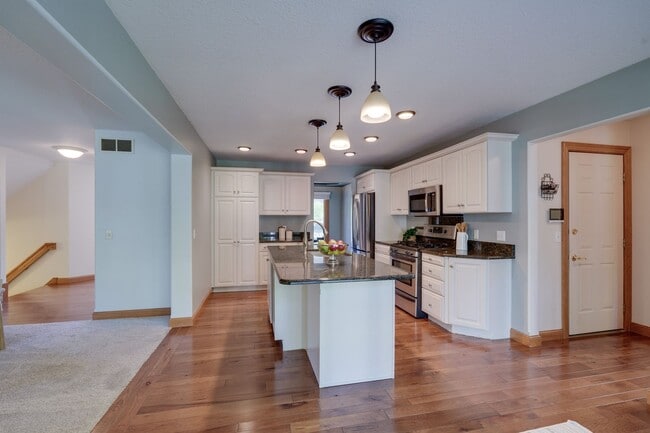 Building Photo - 4 bed 2 full bath 2 half bath home in Lamb...