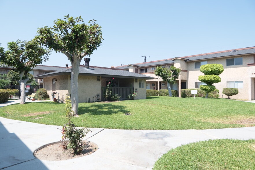 Building Photo - 10441 Knott Ave