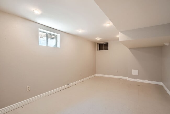 Building Photo - Stunning Home by Arapahoe Lake