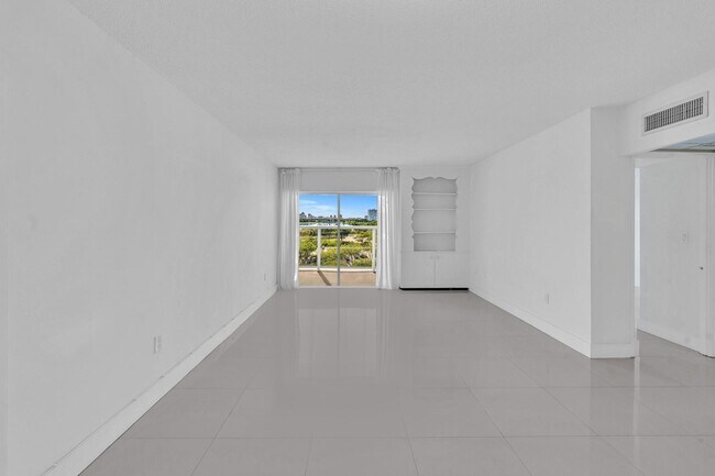 Building Photo - 400 Kings Point Dr