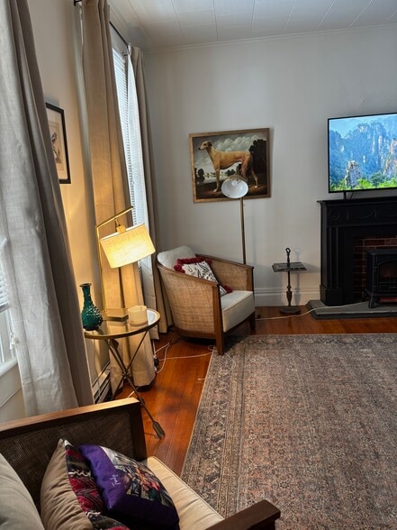 Building Photo - 552 Columbia St