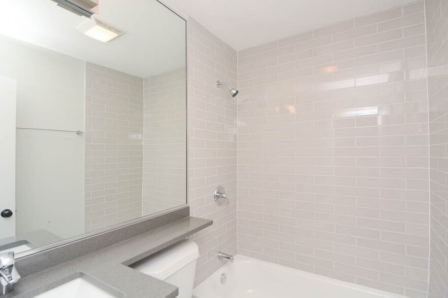 Building Photo - 447 W Surf St