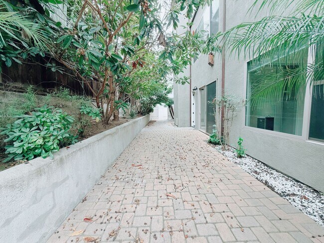 Building Photo - Spacious 6 Bed in Carlsbad with Ocean Views and Roof Top deck, 1 mile to the Beach!!