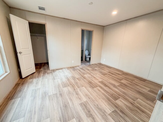 Building Photo - 52 Sutherland Ln SW