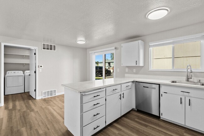 Building Photo - Ground floor 2 bedroom 1 1/2 baths with 1100 square feet!  Dont miss this one with full size wash...