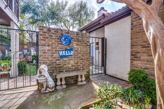 Building Photo - Condo in North Dallas!