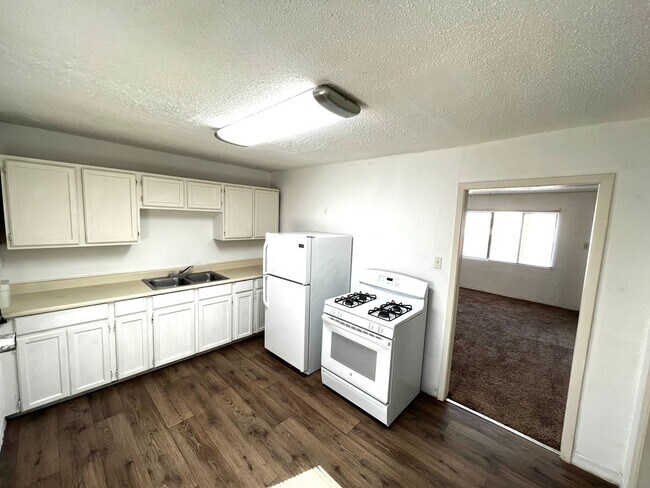 Building Photo - E 9th Duplex 1