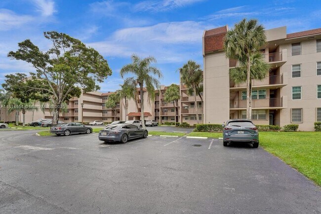 Building Photo - 1911 Sabal Palm Dr