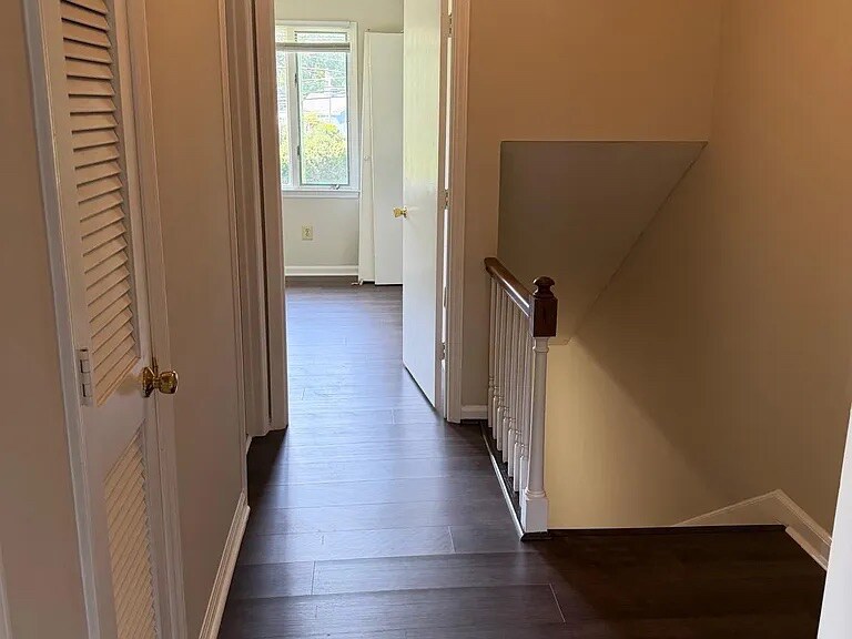 Building Photo - Room in Townhome on W Front St