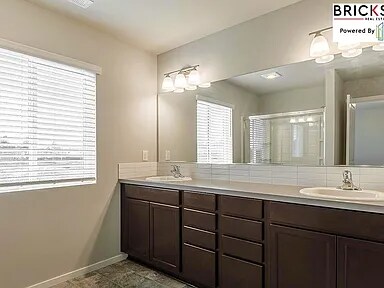 Building Photo - Puyallup's Hidden Gem: Experience the Warm...