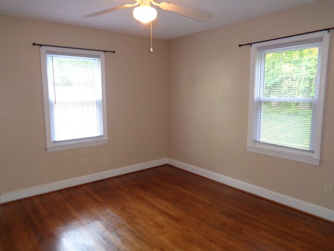 Building Photo - 2-bedroom House off Country Club (interior...
