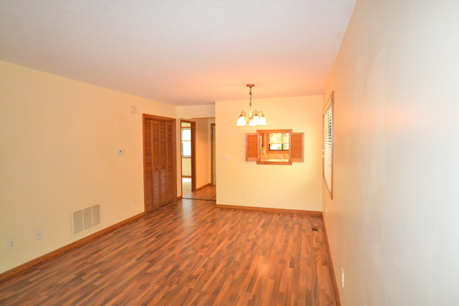 Building Photo - Willow Bend-Ground floor Condo.