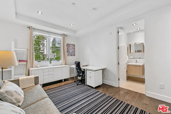 Building Photo - 443 N Palm Dr