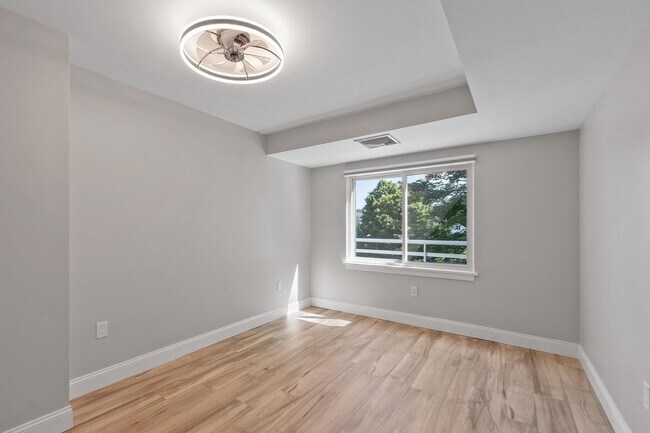 Building Photo - 487 Place Ln